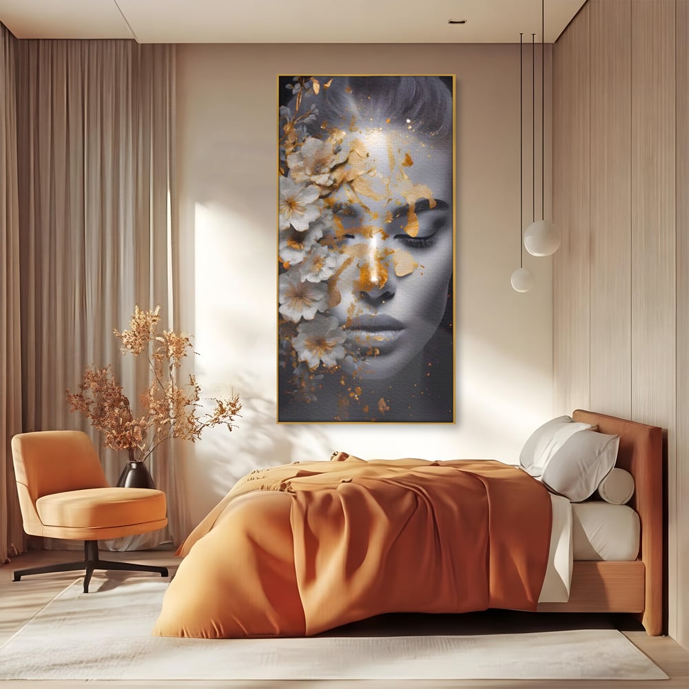 Tablou canvas cu portret de femeie cu flori si foita aurie, in rama de aluminiu auriu, pe perete intr-un dormitor